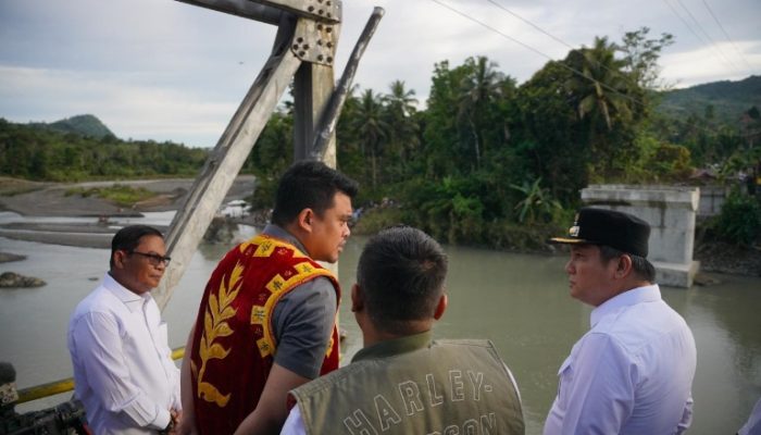 Tinjau Jembatan Ambruk di Nias Barat, Gubernur Sumut Bobby Nasution Pastikan Dibangun Tahun Ini