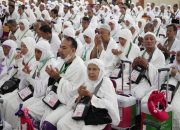Jamaah Calhaj Kloter 13 Pakai Kain Ihram dari Medan Menuju Jeddah