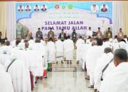 Jelang Puncak Haji, Lepas Kloter 18 Ketua PPIH Ingatkan Jamaah Jaga Kesehatan 
