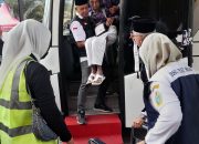 Ketua PPIH, Wabup dan Mantan Bupati Madina Sambut Kedatangan Jamaah Haji Kloter 5 Debarkasi Medan