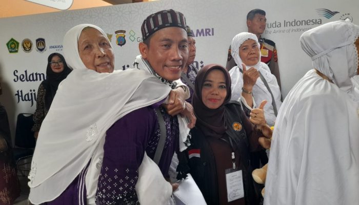 Mirip Kisah Uwais Al Qarni, Arifin Nasution Menggendong Ibunya Selama di Tanah Suci