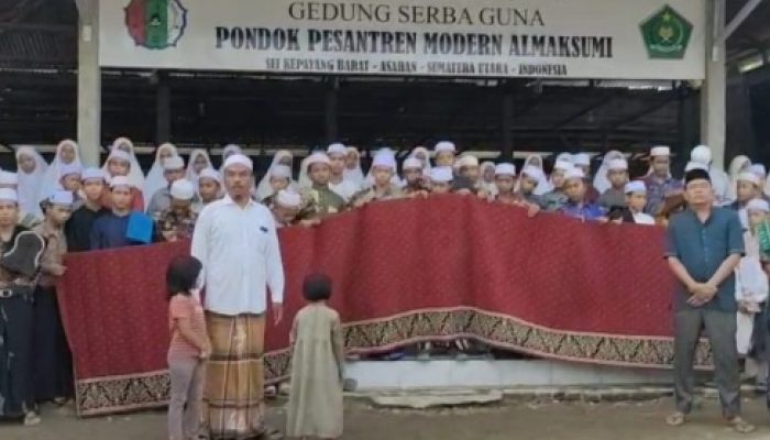 Ketua AMPG Sumut Bantu Sajadah Di Ponpes Almaksumi Asahan