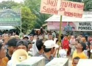 Ratusan Warga Rugemuk Desak Polres Deliserdang Tangkap Kepala Desa Diduga Korupsi Rp. 1,7 Miliar