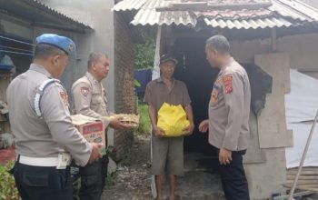 Atensi AKBP Jhon Sitepu, SIK, MH, Kapolsek Perbaungan Salurkan Bansos Ramadan untuk Korban Kebakaran di Sergai