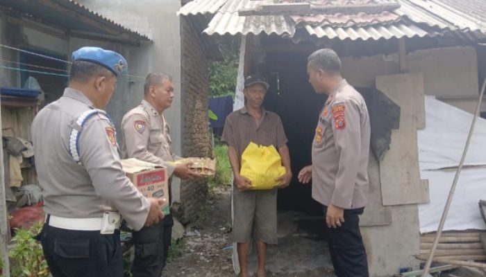 Atensi AKBP Jhon Sitepu, SIK, MH, Kapolsek Perbaungan Salurkan Bansos Ramadan untuk Korban Kebakaran di Sergai