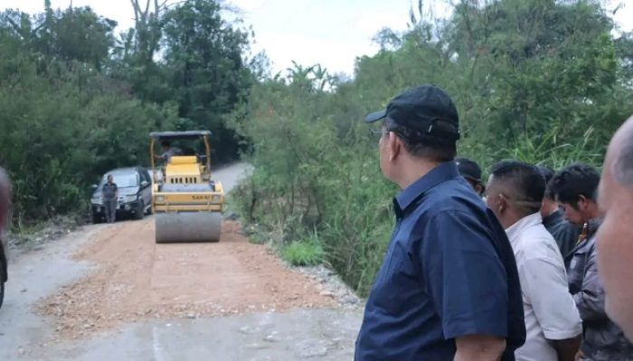 Bupati Dairi Tinjau Perbaikan Jalan Sp. Siboras–Dolok Tolong di Sumbul