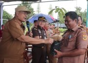 Setahun Pemerintahan Vickner-Wahyu, Pemkab Dairi Membagikan Bibit Pohon Kepada Masyarakat