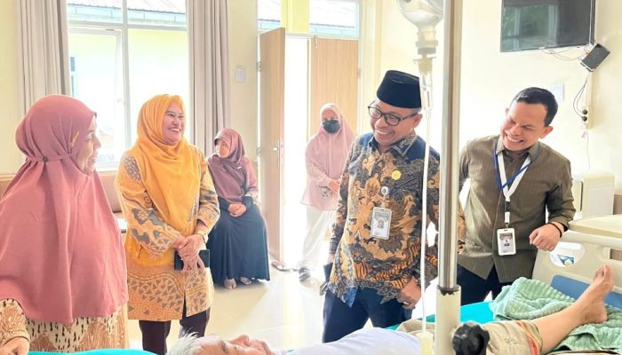 Bentuk Kepedulian dan Tanggungjawab Pemerintah,  Kakan Kemenhaj Sumut Besuk 2 Jamah Haji Solo di RSUD Lubuk Pakam