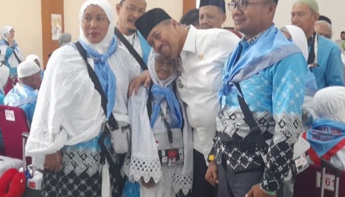 Bupati Batubara Baharuddin Siagian Sapa Jamaah Haji Kloter 4 Tanpa Berjarak