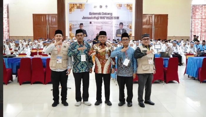 Jelang Keberangkatan, Kakanwil Kemenhaj Zulkifli Sitorus Bekali Petugas Kloter 5 dengan Pesan Kekompakan dan Pelayanan Total