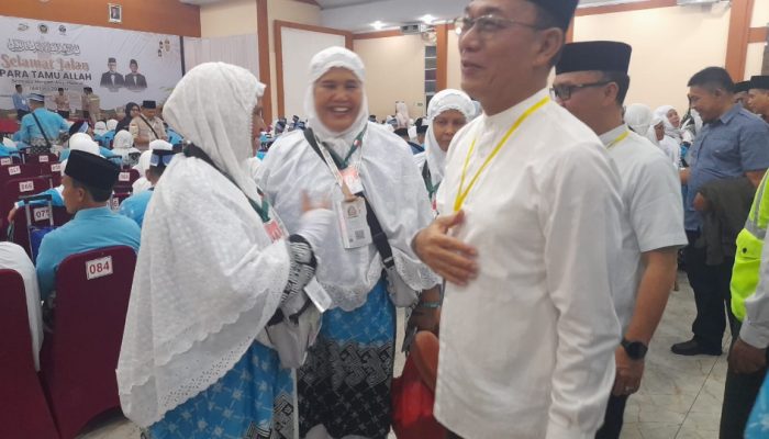 Kloter 5 Berangkat, Bupati Gus Irawan Hadir Jamaah Senang dan Semangat