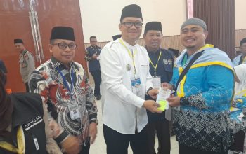 Sambut Kloter 11 Bersama Kakan Kemenhaj Sumut, Wakil Wali Kota Tanjungbalai Bagikan Kartu Nusuk Kepada Karu dan Karom