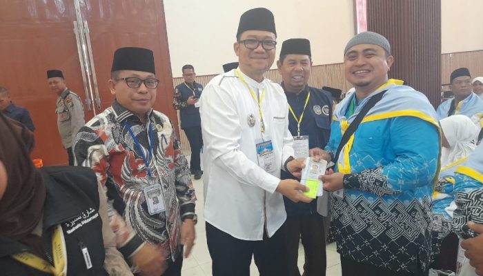 Sambut Kloter 11 Bersama Kakan Kemenhaj Sumut, Wakil Wali Kota Tanjungbalai Bagikan Kartu Nusuk Kepada Karu dan Karom