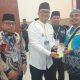 Sambut Kloter 11 Bersama Kakan Kemenhaj Sumut, Wakil Wali Kota Tanjungbalai Bagikan Kartu Nusuk Kepada Karu dan Karom