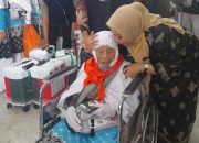 Kloter 13 Bertolak ke Bandara, Nenek Nurhayana dapat Pelukan Bupati Labuhan Batu Dr Hj Maya Hashmita