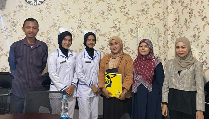 Program Studi D-III Kebidanan Universitas Deztron Indonesia Serahkan Mahasiswa Praktik Klinik ke RS Artha Mahinrus