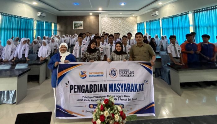 Dosen Prodi Sastra Inggris UDI Gelar Pelatihan Percakapan Bahasa Inggris Dasar untuk Dunia Kerja di SMKN 1 Percut Sei Tuan