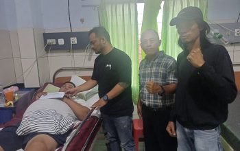 Ketua PAC Pemuda Pancasila Medan Johor Jenguk Ketua Ranting Gedung Johor yang Dirawat di Rumah Sakit