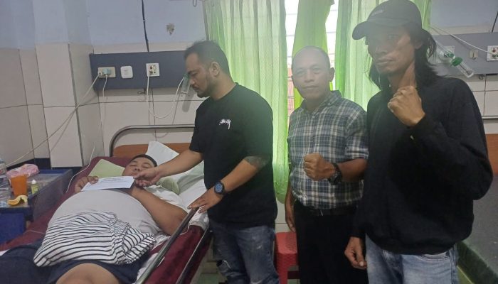Ketua PAC Pemuda Pancasila Medan Johor Jenguk Ketua Ranting Gedung Johor yang Dirawat di Rumah Sakit