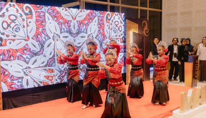 Pukau Tamu Internasional, UKM Seni Tari Universitas Deztron Indonesia Tampil di Gala Dinner Penutupan Sidang Next-D dan Peluncuran MARNIA Beauty : Connect for Charity